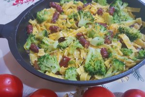 Tagliatelle cu broccoli, cheddar si sticks
