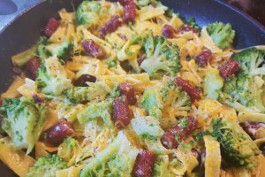 Tagliatelle cu broccoli, cheddar si sticks