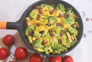 Tagliatelle cu broccoli, cheddar si sticks
