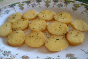 Salata de cartofi, cu piept de pui, maioneza si rodie