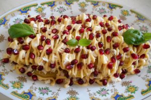 Salata de cartofi, cu piept de pui, maioneza si rodie
