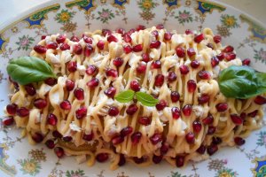 Salata de cartofi, cu piept de pui, maioneza si rodie