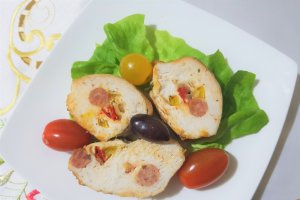 Piept de pui umplut cu carnaciori, cascaval si ardei
