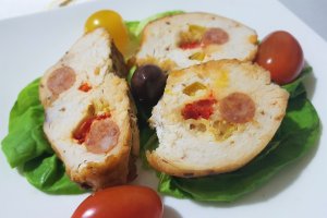 Piept de pui umplut cu carnaciori, cascaval si ardei