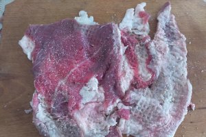 Rulada de carne de porc cu cascaval si ardei