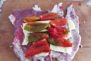 Rulada de carne de porc cu cascaval si ardei