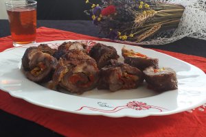 Rulada de carne de porc cu cascaval si ardei