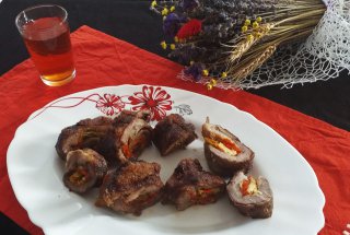 Rulada de carne de porc cu cascaval si ardei
