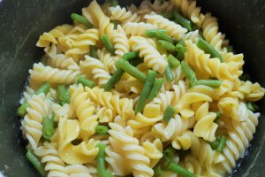 Salata calda cu fusilli, fasole verde si carnita de vitel