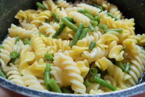 Salata calda cu fusilli, fasole verde si carnita de vitel