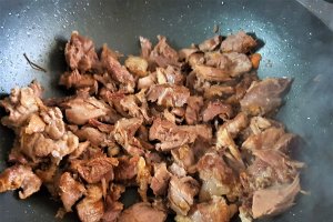 Salata calda cu fusilli, fasole verde si carnita de vitel
