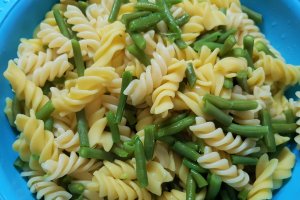 Salata calda cu fusilli, fasole verde si carnita de vitel