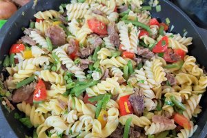 Salata calda cu fusilli, fasole verde si carnita de vitel