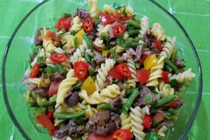 Salata calda cu fusilli, fasole verde si carnita de vitel