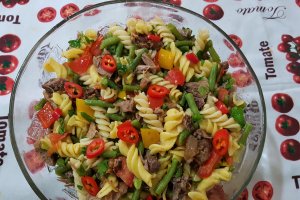 Salata calda cu fusilli, fasole verde si carnita de vitel