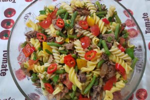 Salata calda cu fusilli, fasole verde si carnita de vitel