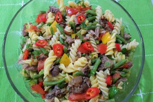 Salata calda cu fusilli, fasole verde si carnita de vitel