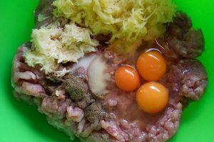 Chiftelute de porc, cu piure de broccoli