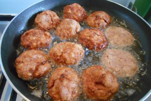 Chiftelute de porc, cu piure de broccoli