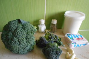 Chiftelute de porc, cu piure de broccoli