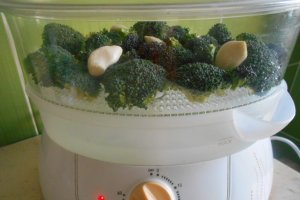 Chiftelute de porc, cu piure de broccoli