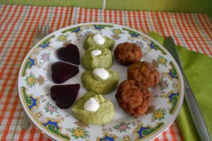 Chiftelute de porc, cu piure de broccoli