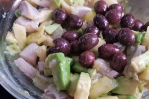 Salata de avocado, mar si hering marinat