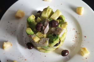 Salata de avocado, mar si hering marinat
