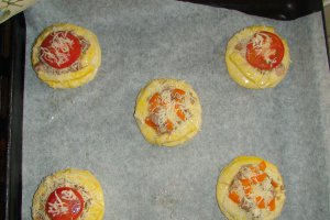 Mini pizza cu ton pe aluat de foeitaj