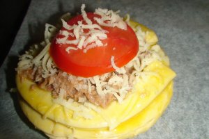 Mini pizza cu ton pe aluat de foeitaj