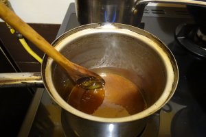 Desert tort cu crema de ciocolata si lapte condensat