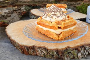 Desert gofre cu mere in compozitie si crema cu caramel la aparatul Waffle Maker Duraceramic Breville