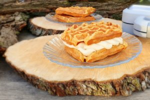 Desert gofre cu mere in compozitie si crema cu caramel la aparatul Waffle Maker Duraceramic Breville