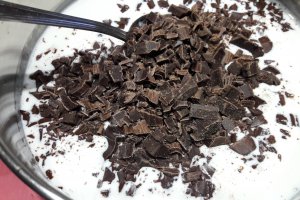 Desert tort cu zmeura, ciocolata si mascarpone
