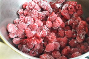 Desert tort cu zmeura, ciocolata si mascarpone