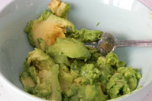 Fusilli cu ardei gras, broccoli, masline si sos de avocado