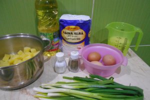 Clatite aperitiv, cu cartofi si ceapa verde