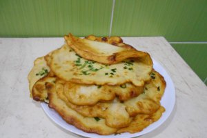 Clatite aperitiv, cu cartofi si ceapa verde