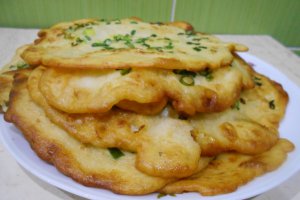 Clatite aperitiv, cu cartofi si ceapa verde
