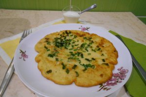 Clatite aperitiv, cu cartofi si ceapa verde