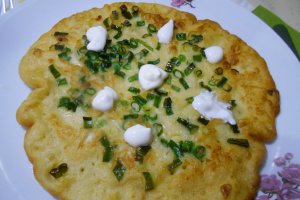 Clatite aperitiv, cu cartofi si ceapa verde