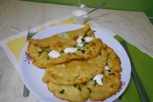 Clatite aperitiv, cu cartofi si ceapa verde
