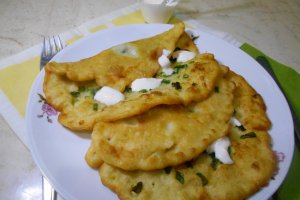 Clatite aperitiv, cu cartofi si ceapa verde