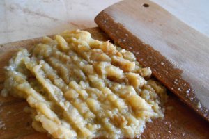 Salata fina de vinete, cu maioneza, ceapa verde si rodie