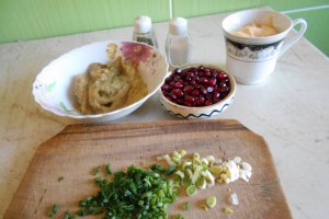 Salata fina de vinete, cu maioneza, ceapa verde si rodie