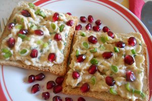 Salata fina de vinete, cu maioneza, ceapa verde si rodie