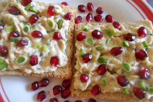 Salata fina de vinete, cu maioneza, ceapa verde si rodie