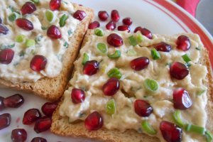 Salata fina de vinete, cu maioneza, ceapa verde si rodie