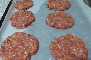 Platou cu chiftele la cuptor si legume