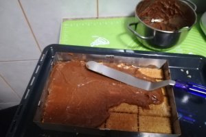 Desert prajitura cu blat din albus cu nuca si crema de caramel cu mascarpone
